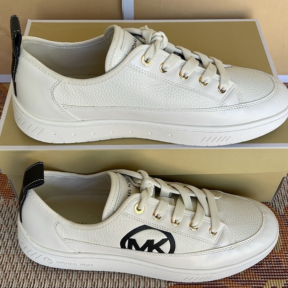 MICHAEL KORS SHEA LACE UP
FAUX LEATHER
49R4SHFS1L
Fashion Sneakers - Picture 2 of 16